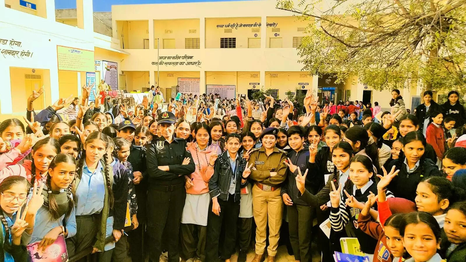 छात्राओं को पुलिस ने दिया आत्मरक्षा और साइबर सुरक्षा का प्रशिक्षण