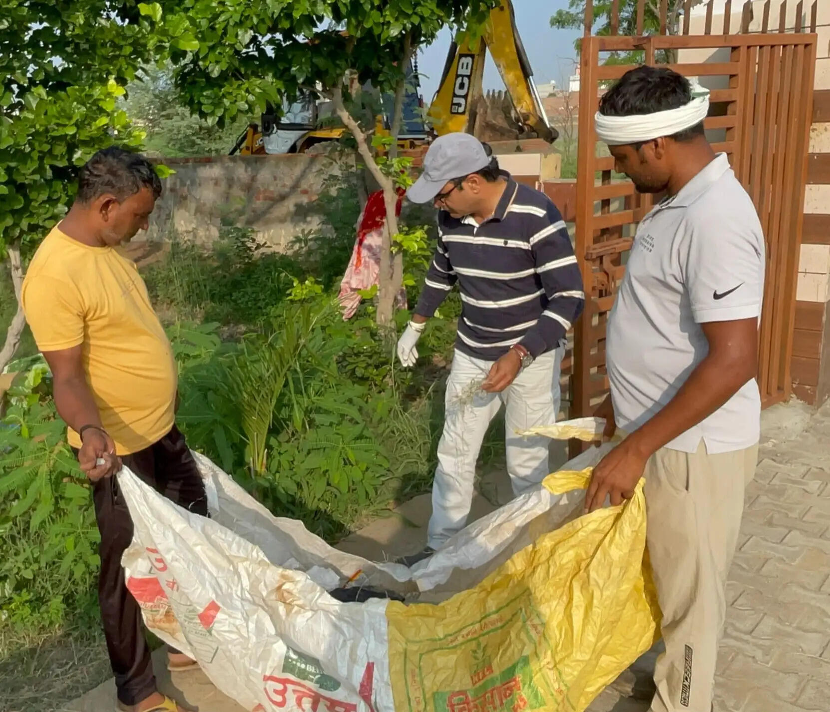 हांसी : स्वच्छता की मिसाल बने एसडीएम राजेश खोथ, स्वयं कूड़ा उठाकर दिया जनभागीदारी का संदेश