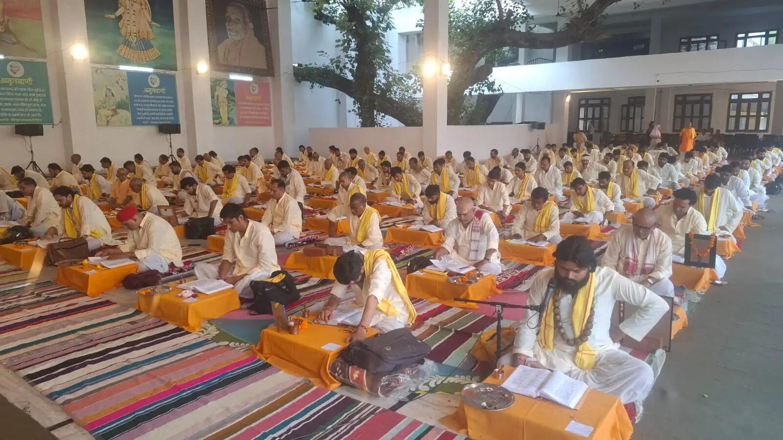 भगवान का नाम ही संसार सागर से पार होने का अमोघ अस्त्र : आचार्य योगेन्द्र मिश्र