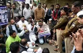 इंदौर दूषित पानी कांड: मप्र में कांग्रेस का प्रदेशव्यापी प्रदर्शन, मंत्रियों-सांसदों के बंगलों पर बजाया घंटा