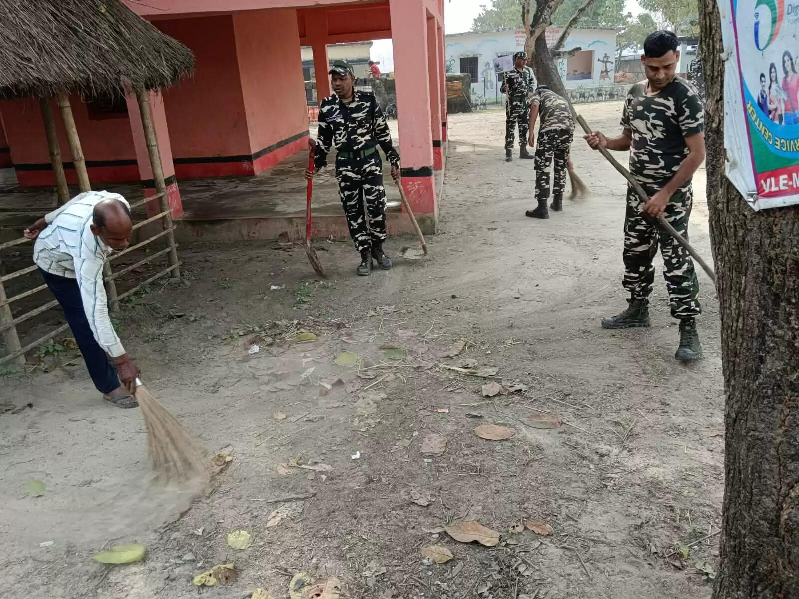 एसएसबी जवानों ने सिकटी के कुचहा में चलाया स्वच्छता अभियान