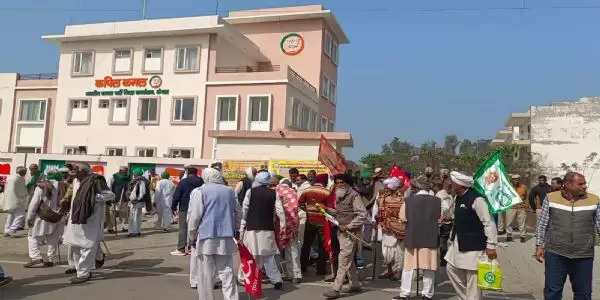 कैथल: किसानों ने प्रदर्शन कर दिया धरना, सरकार के खिलाफ की नारेबाजी