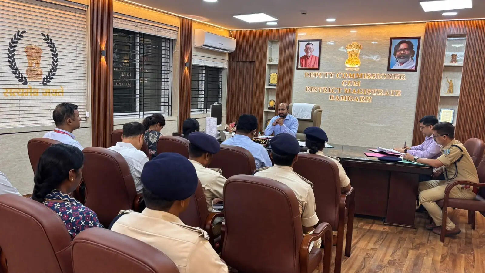 नीट की परीक्षा कदाचार मुक्त कराने को लेकर डीसी ने की बैठक