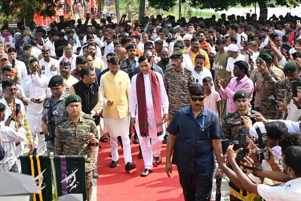 गाजीपुर में अब्दुल हमीद की 61वीं शहादत वर्षगांठ पर भावपूर्ण श्रद्धांजलि, रक्षा राज्यमंत्री संजय सेठ ने अर्पित किया पुष्पचक्र