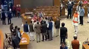 भोपाल नगर निगम परिषद की&nbsp;बैठक&nbsp;में भारी हंगामा, बीजेपी-कांग्रेस के पार्षदों ने जताया विरोध