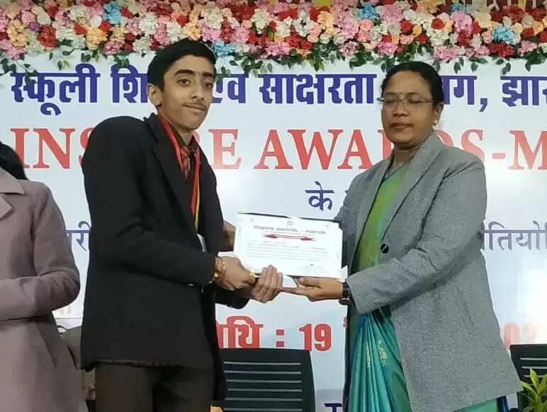 ईशान ने राज्य स्तरीय प्रदर्शनी में जीता मेडल, स्कूल प्रबंधन ने दी बधाई