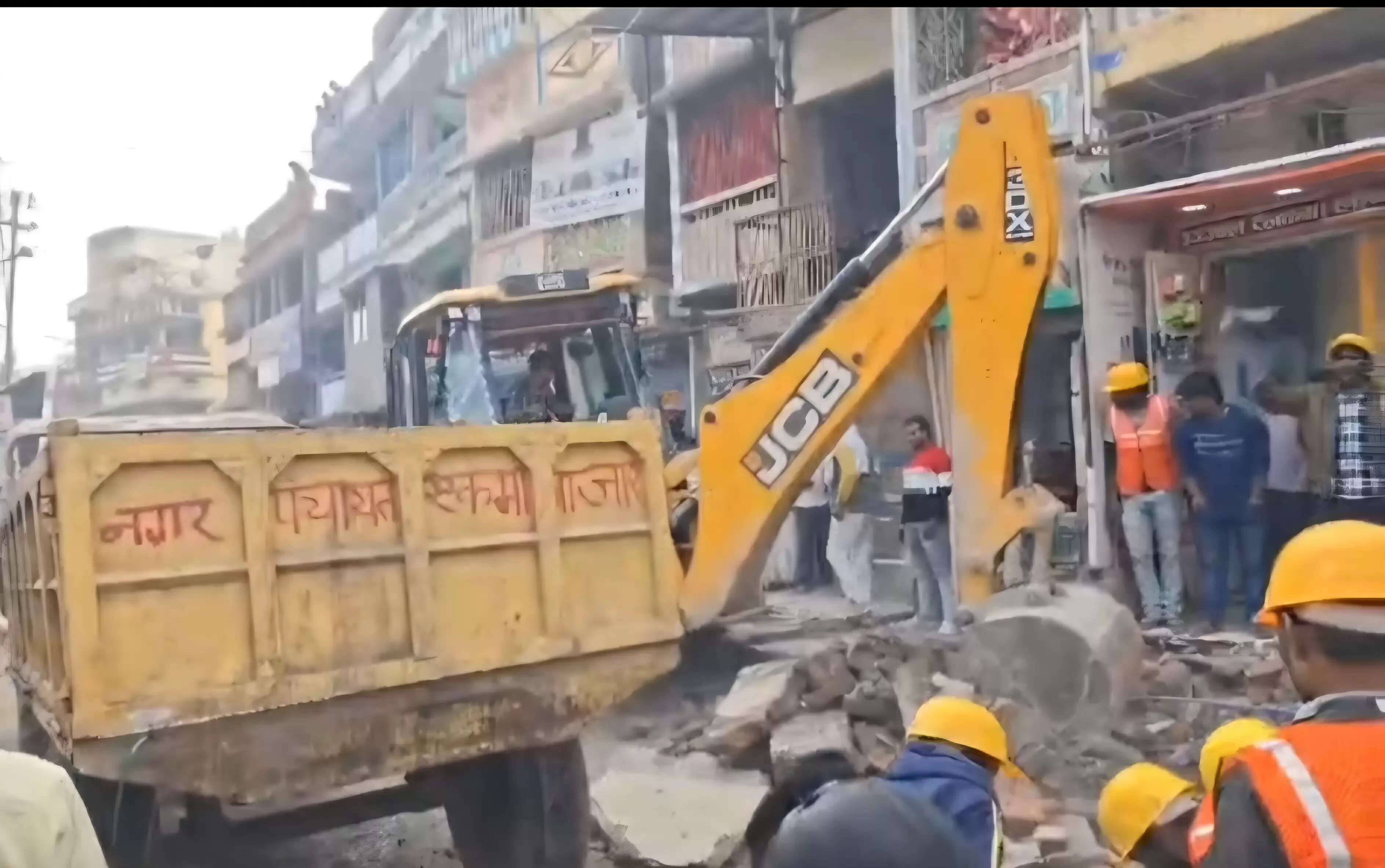 एकमा नगर पंचायत में चला प्रशासन का बुलडोजर