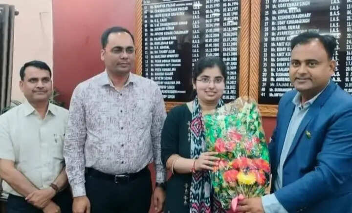 पूर्व सीओ की बेटी स्मृति आनंद ने यूपीएससी में पाई सफलता, 368वीं रैंक लाकर बढ़ाया जिले का मान