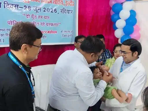 इंदौर में पल्स पोलियो अभियान का शुभारंभ, कलेक्टर ने बच्चों को पिलाई 'दो बूंद जिंदगी की', 5 लाख से अधिक बच्चों को मिलेगी खुराक