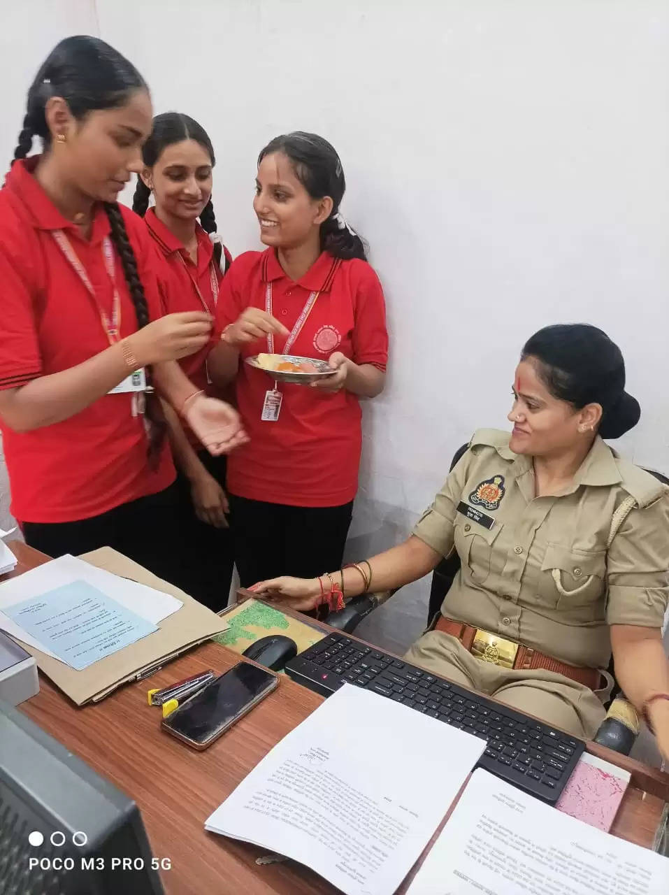 छात्राओं ने स्वनिर्मित रक्षा सूत्र बांधकर सुरक्षा का लिया संकल्प