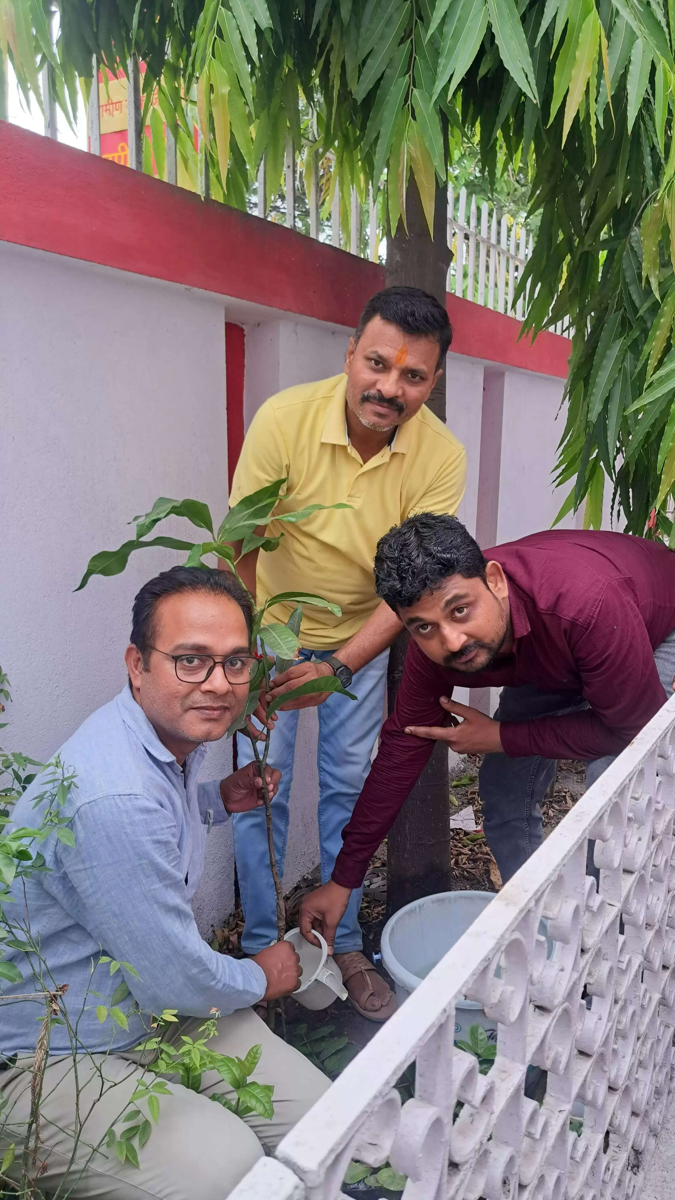 पर्यावरण संतुलित रखना है तो हर व्यक्ति को लगाना होगा पेड़ :मनोज