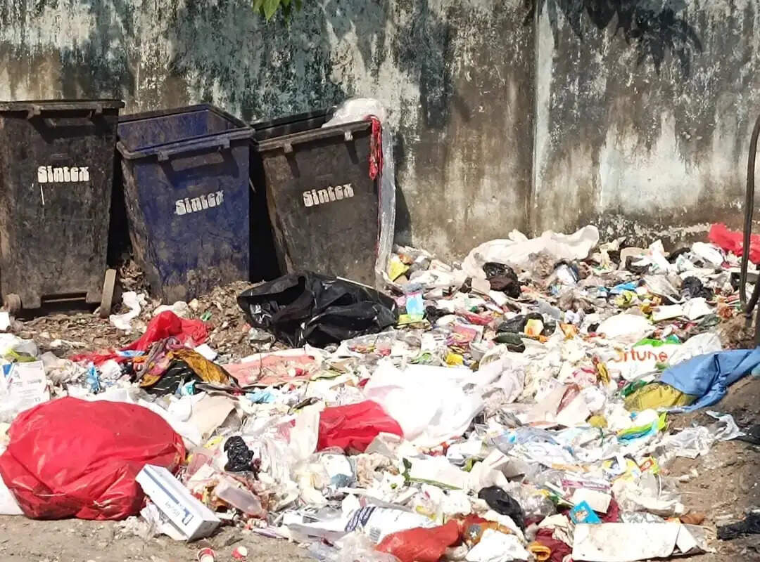 सदर अस्पताल में मेडिकल कचरे का ढेर, बदबू से मरीज-कर्मचारी परेशान