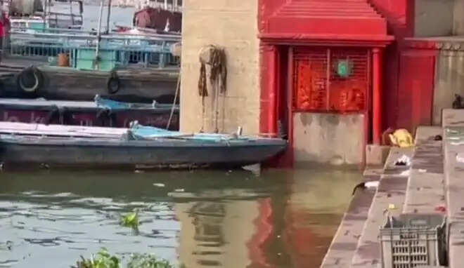 वाराणसी में 20 मिलीमीटर प्रति घंटे की गति से बढ़ रहा गंगा नदी का जलस्तर, बदला गया स्नान का स्थान
