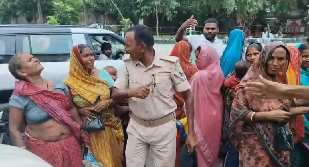 सबौर अंचल कार्यालय में बाढ़ पीड़ित महिलाओं का हंगामा, राशन और जीआर राशि की मांग