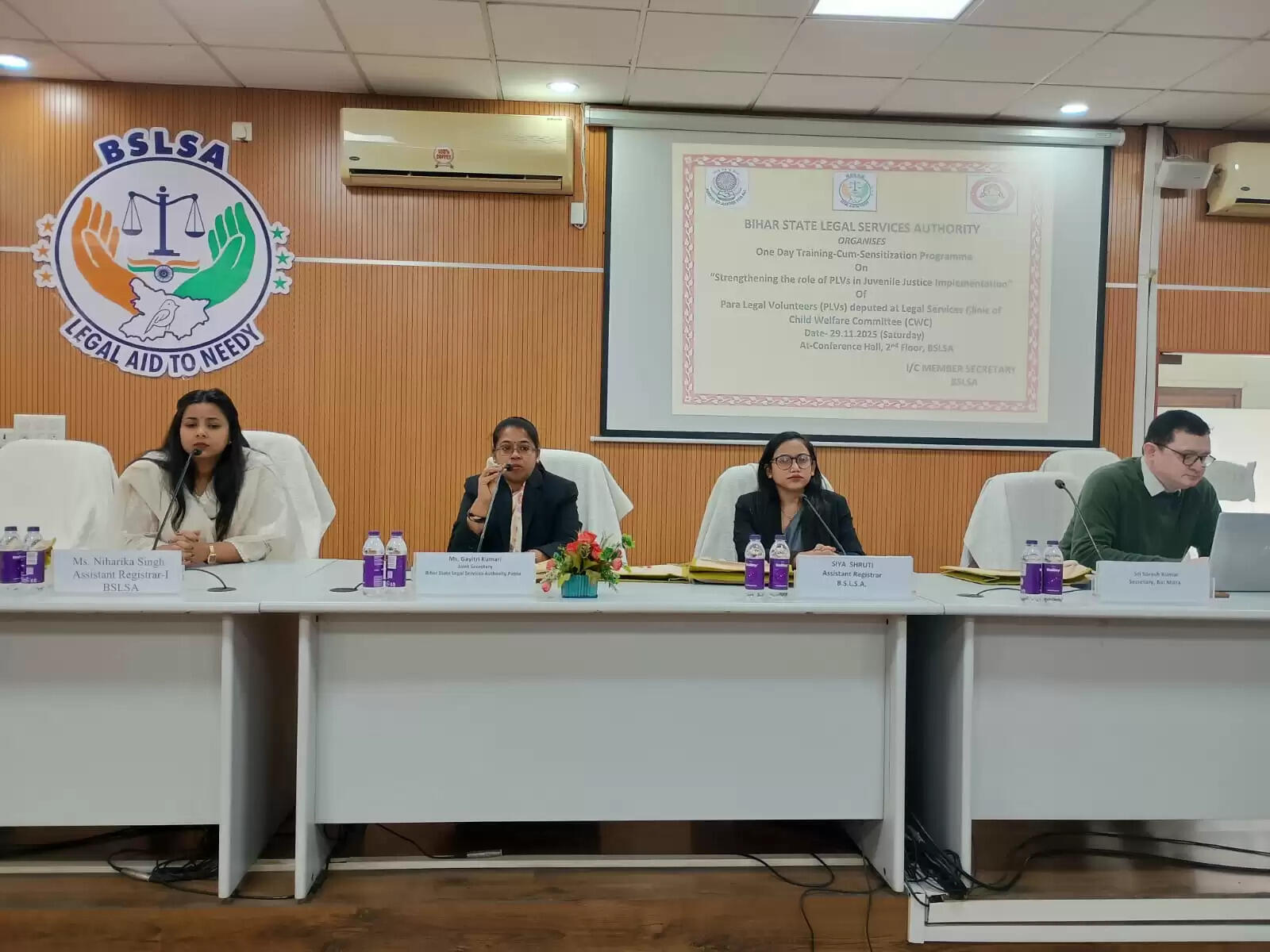 कार्य में लापरवाही पर आवास सहायक पर गिरी गाज