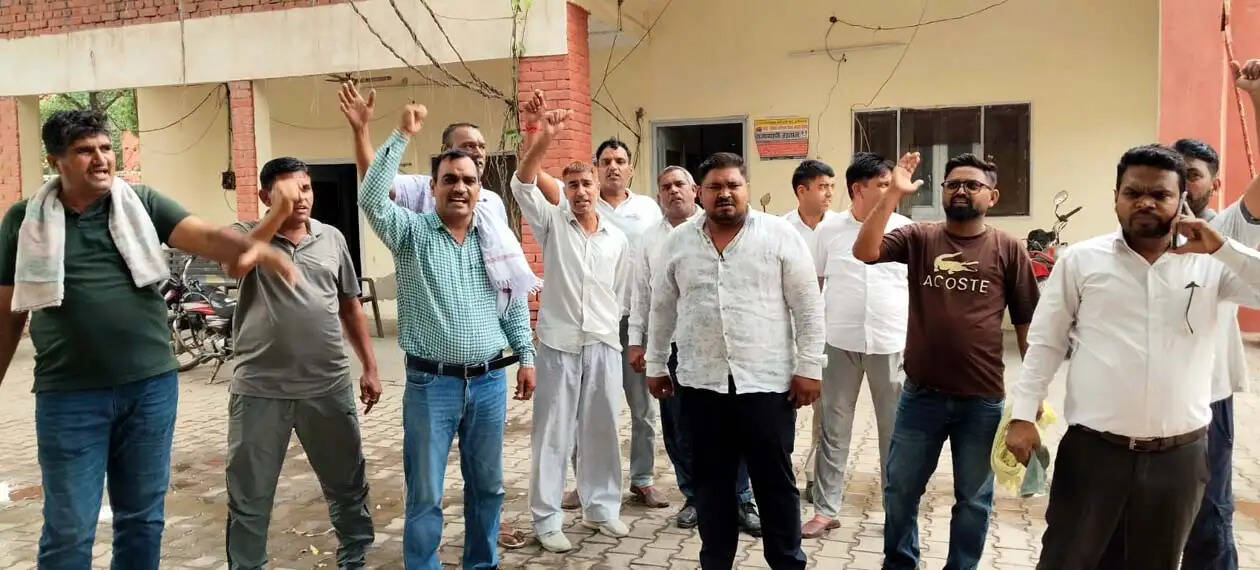 हिसार : मानी गई मांगे पूरी न होने पर गुस्साए दमकल कर्मचारी, वादाखिलाफी का आरोप
