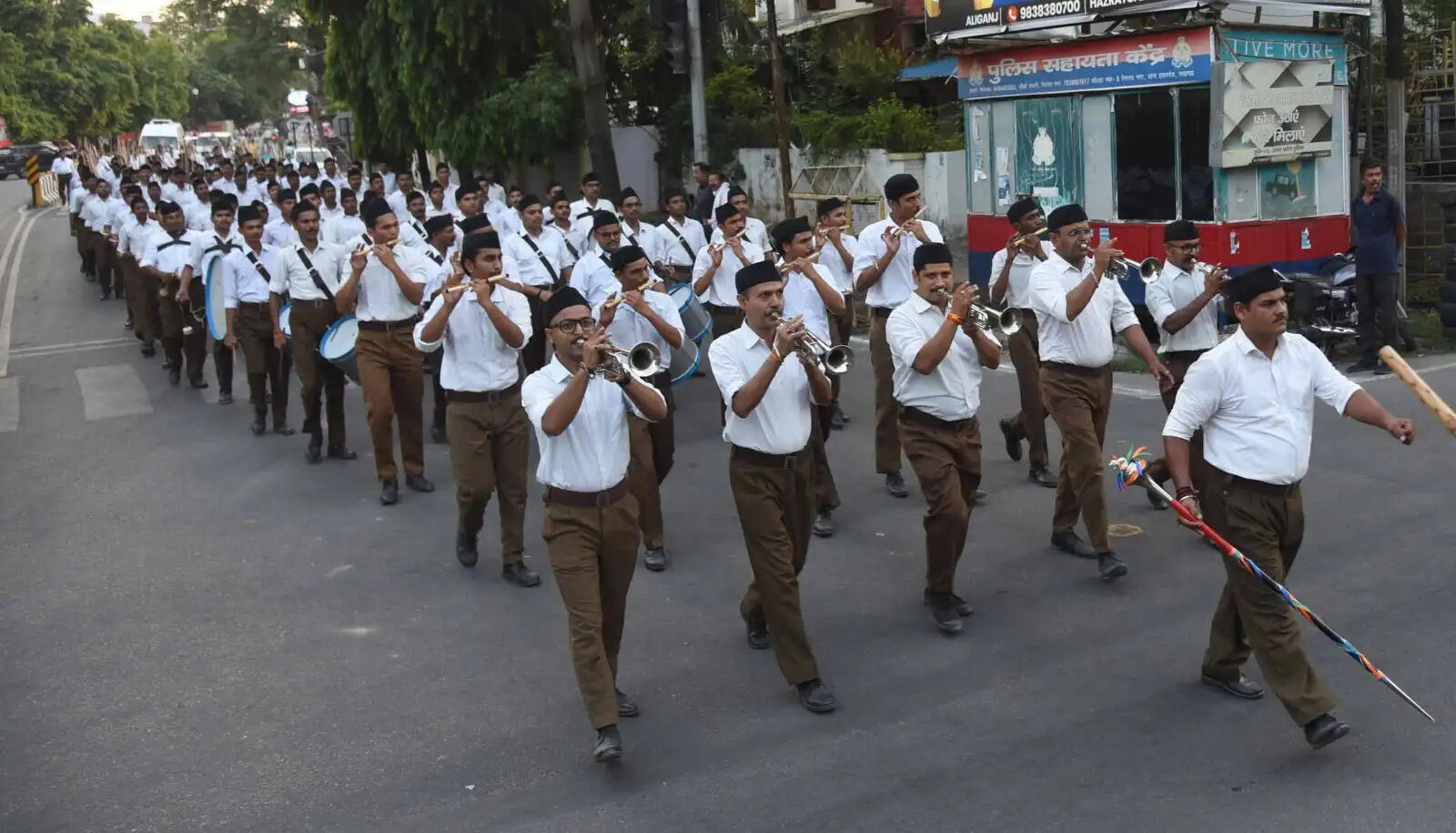 लखनऊ में आरएसएस के पथ संचलन पर जमकर बरसे फूल