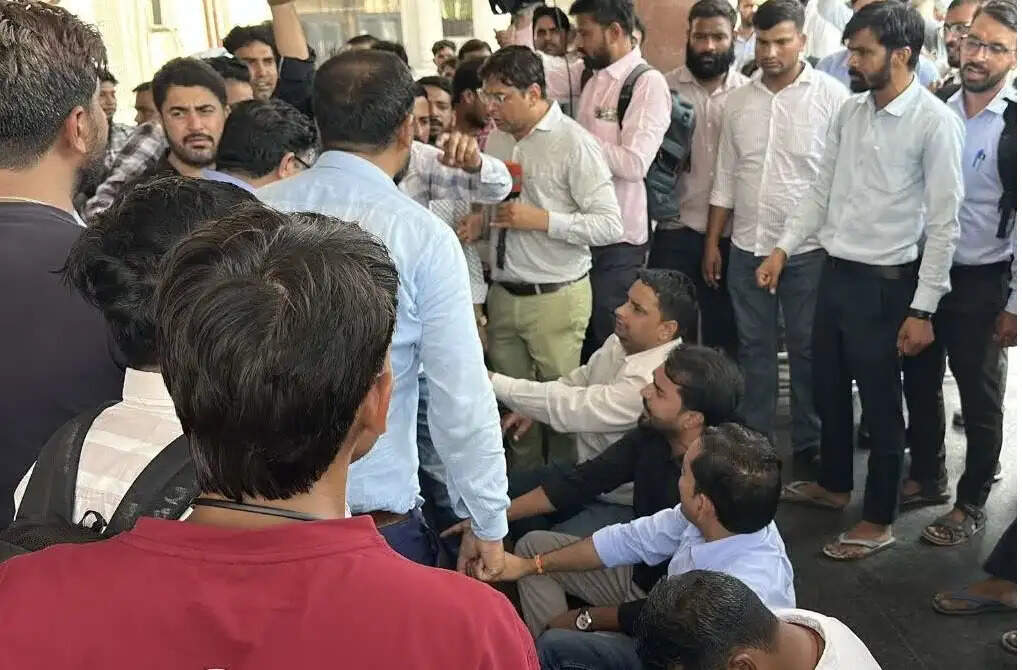 संविदा नर्सिंगकर्मी की मौत के बाद एसएमएस अस्पताल में प्रदर्शन, कर्मचारियों ने बहाली की मांग उठाई