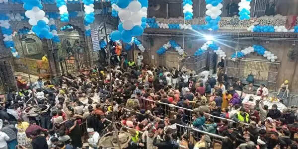 एक जनवरी को रत्न जड़ित पोशाक धारण करेंगे श्रीबांकेबिहारी, मंदिर में उमड़ी जबरदस्त भीड़