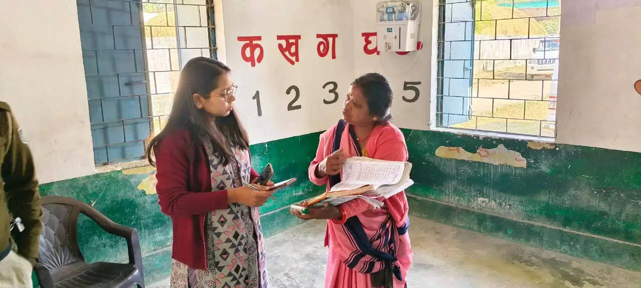 अनूपपुर: जिपं सीईओ का औचक निरीक्षण, पिपरहा सचिव को अवैतनिक, प्रभारी प्राचार्य सहित 2 शिक्षकों को कारण बताओ नोटिस