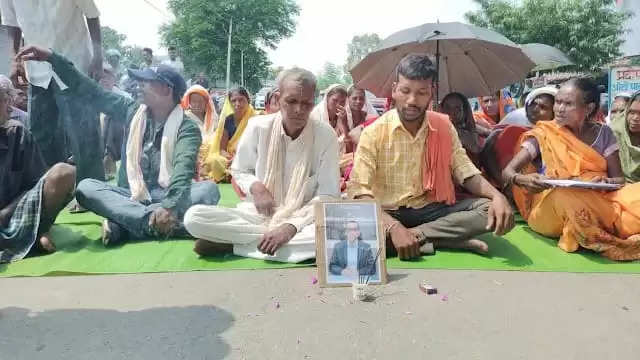 कोरबा : पांच सूत्रीय मांगों को लेकर ग्रामीणों ने किया स्टेट हाईवे पर चक्काजाम, कलेक्टर की फ़ोटो पर अगरबत्ती जलाकर की पूजा