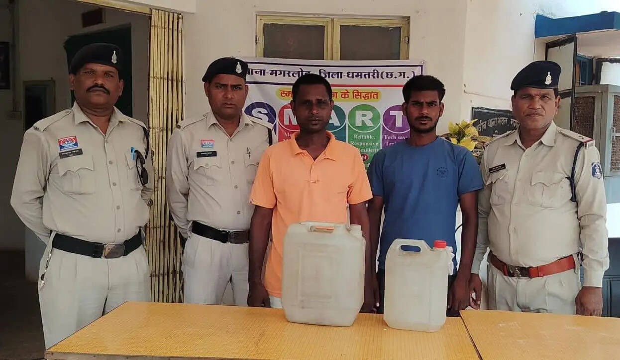 20 लीटर कच्ची महुआ शराब के साथ दो आरोपित गिरफ्तार, मोटरसाइकिल भी जब्त