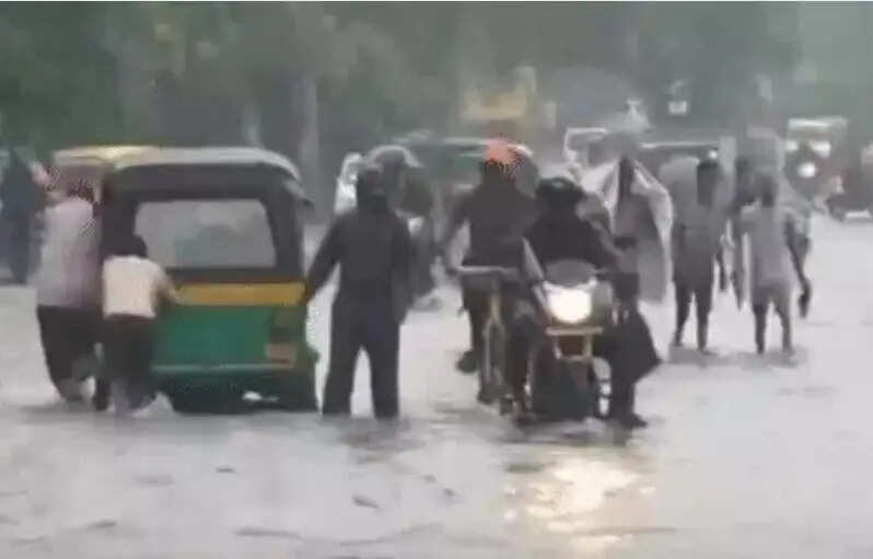 गुजरात में एक साथ तीन मौसमी सिस्टम सक्रिय, 8 जिलों में रेड अलर्ट; बंदरगाहों पर नंबर-3 सिग्नल जारी