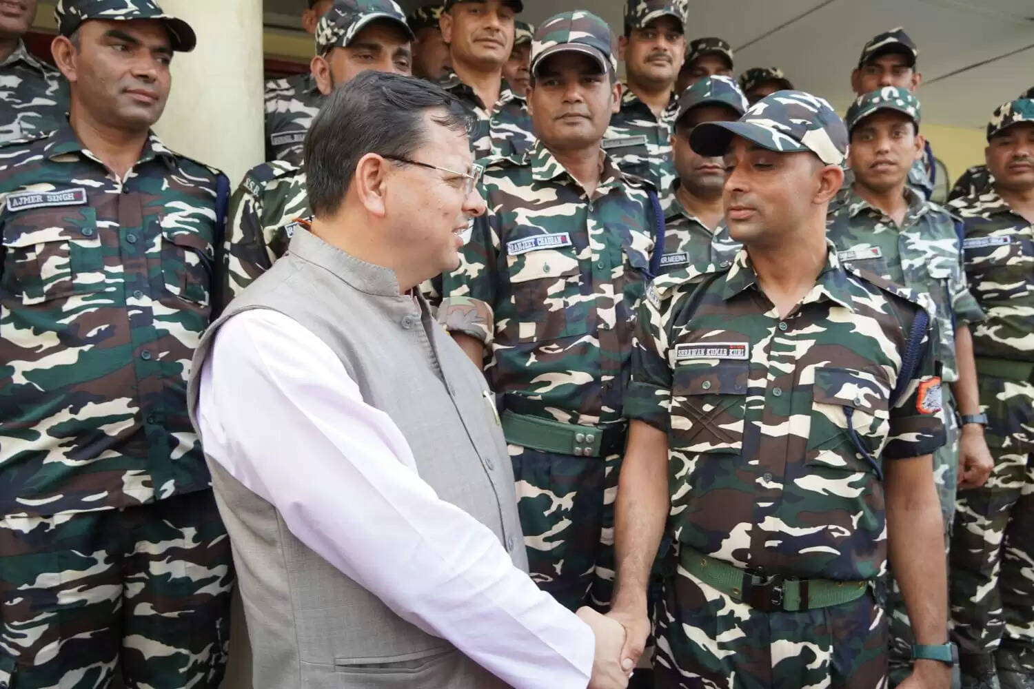 सीमा पर सशस्त्र बलों का मनोबल बढ़ाने पहुंचे मुख्यमंत्री धामी, कहा – जवान देश की शान हैं