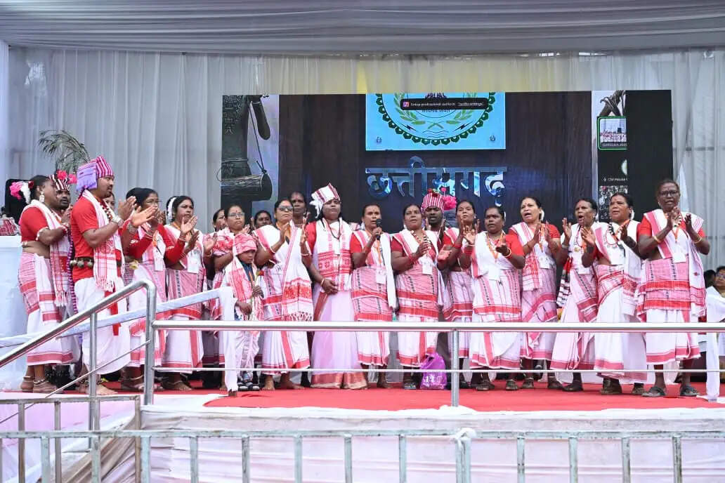 मुख्यमंत्री साय ने बाबा कार्तिक उरांव की जन्मशताब्दी पर उनकी आदमकद प्रतिमा का किया अनावरण