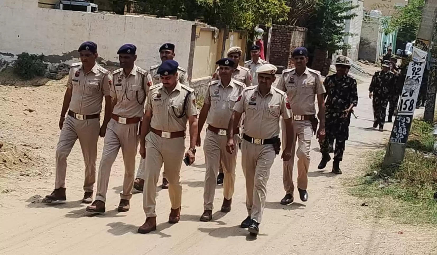 हिसार : पुलिस ने फ्लैग मार्च निकालकर नागरिकों को किया भयमुक्त मतदान के लिए प्रेरित