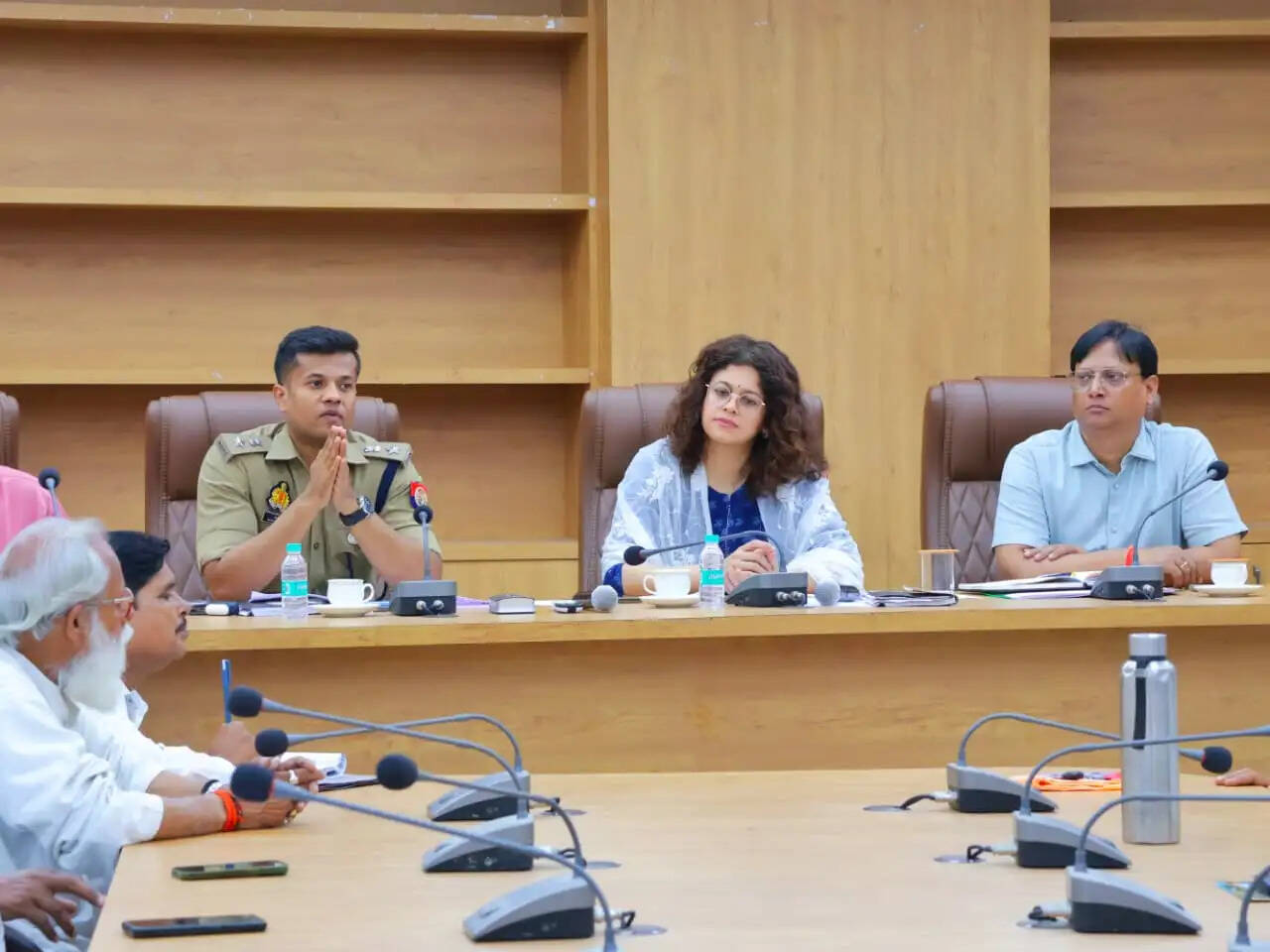 डीएम एसपी ने धर्मगुरुओं और अधिकारियों के साथ की पीस कमेटी की बैठक