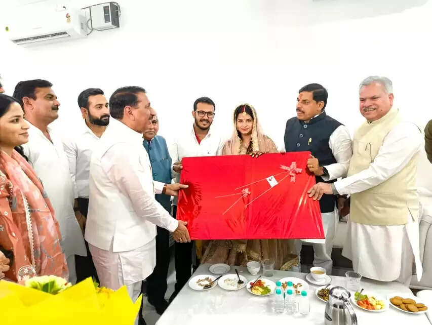 मुख्यमंत्री डॉ. यादव ने कृषि मंत्री के निवास पर पहुंचकर वर-वधू को दिया आशीर्वाद