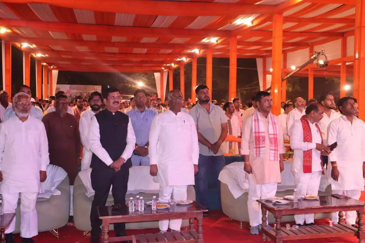 जौनपुर महोत्सव के दूसरे दिन सांस्कृतिक कार्यक्रमों की धूम, भोजपुरी कलाकारों ने बांधा समां