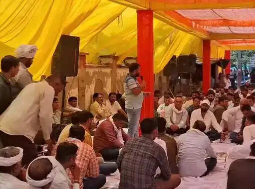 डंपर मालिकों ने झुंझुनू परिवहन कार्यालय पर किया प्रदर्शन