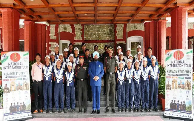 सीमावर्ती कुमाऊं के विद्यार्थियों ने राज्यपाल से की मुलाकात, यात्रा अनुभव किए साझा