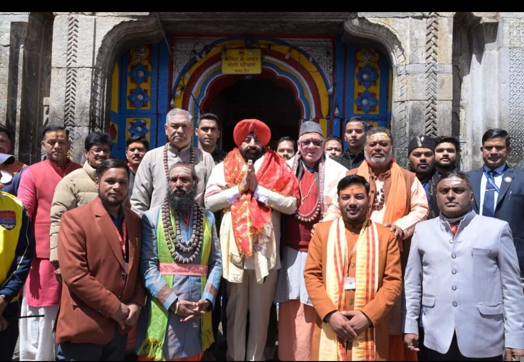 केदारनाथ धाम पहुंचे राज्यपाल, श्रद्धालुओं से संवाद कर यात्रा व्यवस्थाओं का लिया फीडबैक