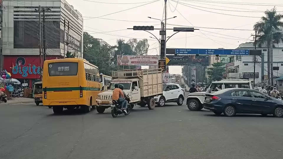 जबलपुर : स्मार्ट सिटी में चौराहों के सिग्नल फेल होने से लग रहा जाम, जनता परेशान