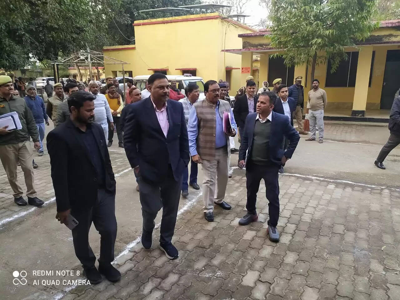 डीएम ने की स्वनिर्मित जूट उत्पादों की सराहना, समूह को प्रिंटिंग मशीन लगाने के निर्देश