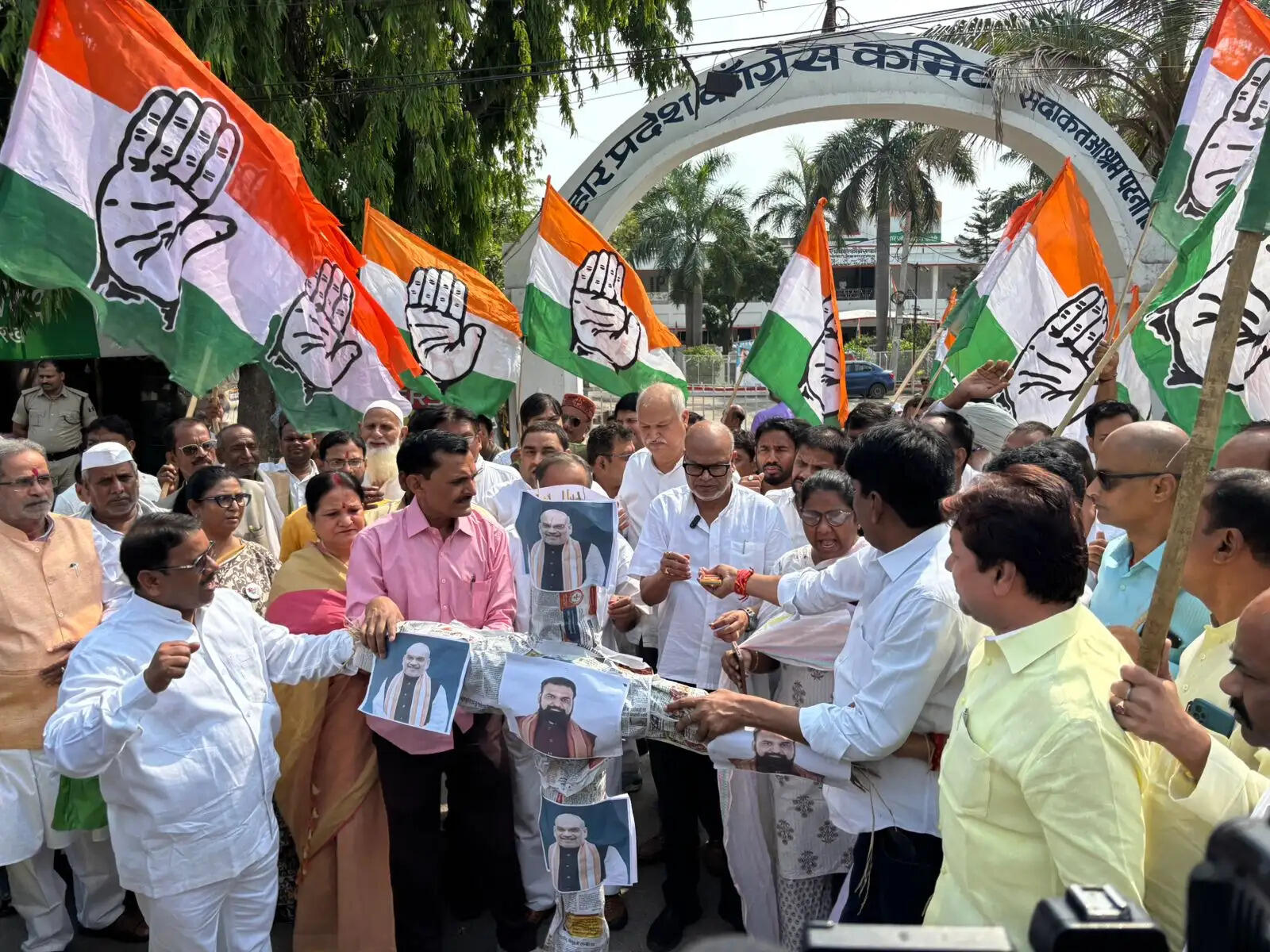 कांग्रेस पार्टी का विरोध प्रदर्शन, गृहमंत्री अमित शाह व सीएम सम्राट चौधरी का पुतला किया दहन