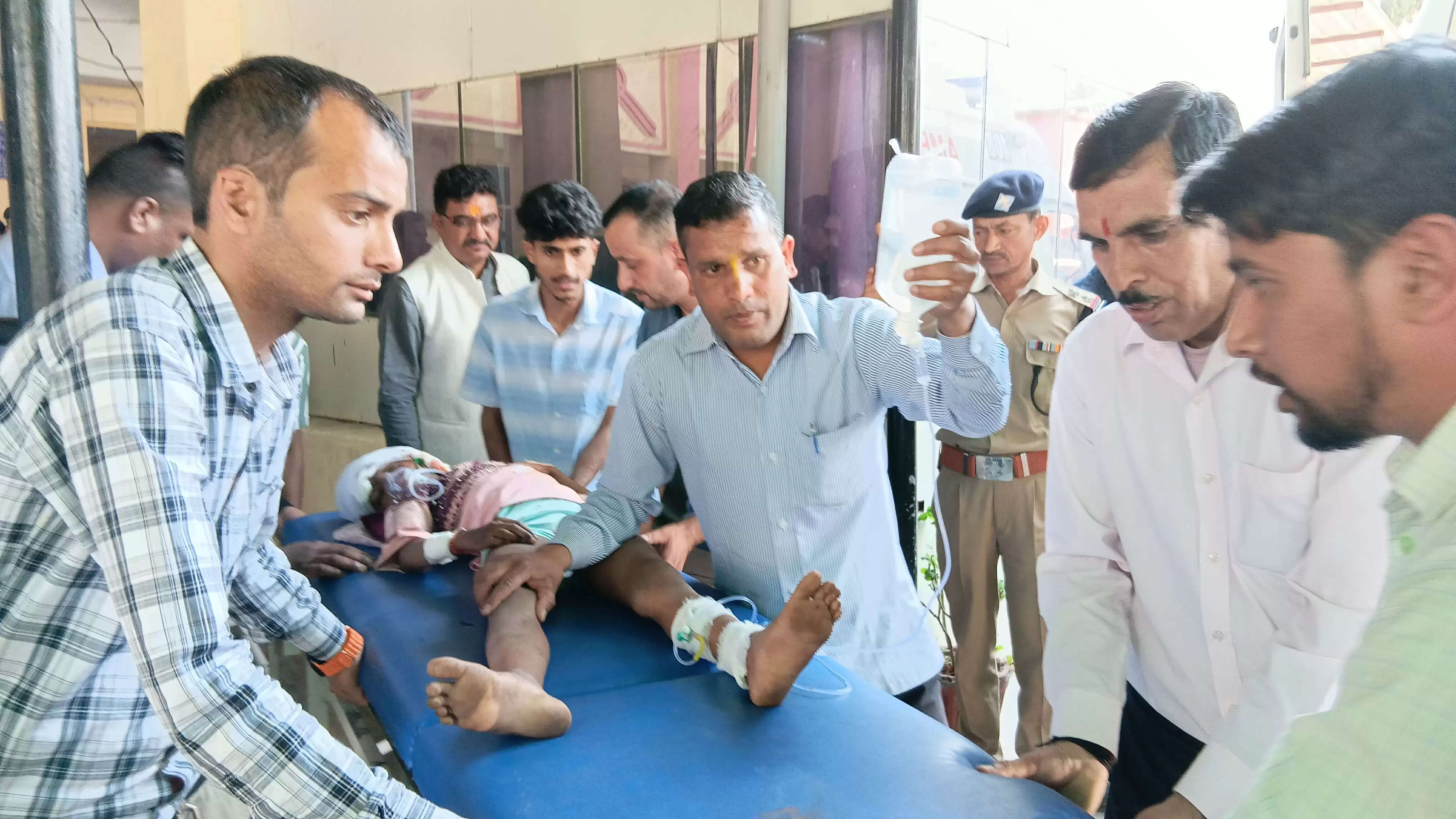 स्कूल वैन में सवार सात बच्चो समेत नौ घायल