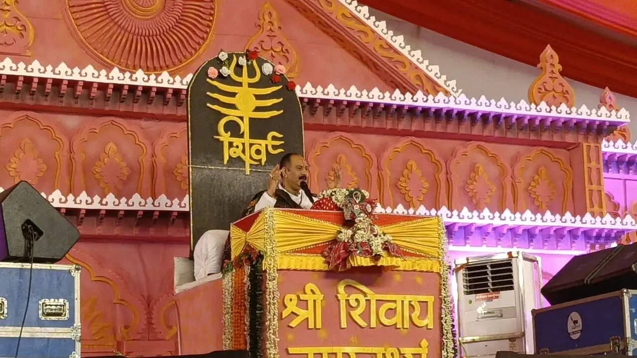 एक लोटा जल, सब समस्याओं का हल : पंडित प्रदीप मिश्रा