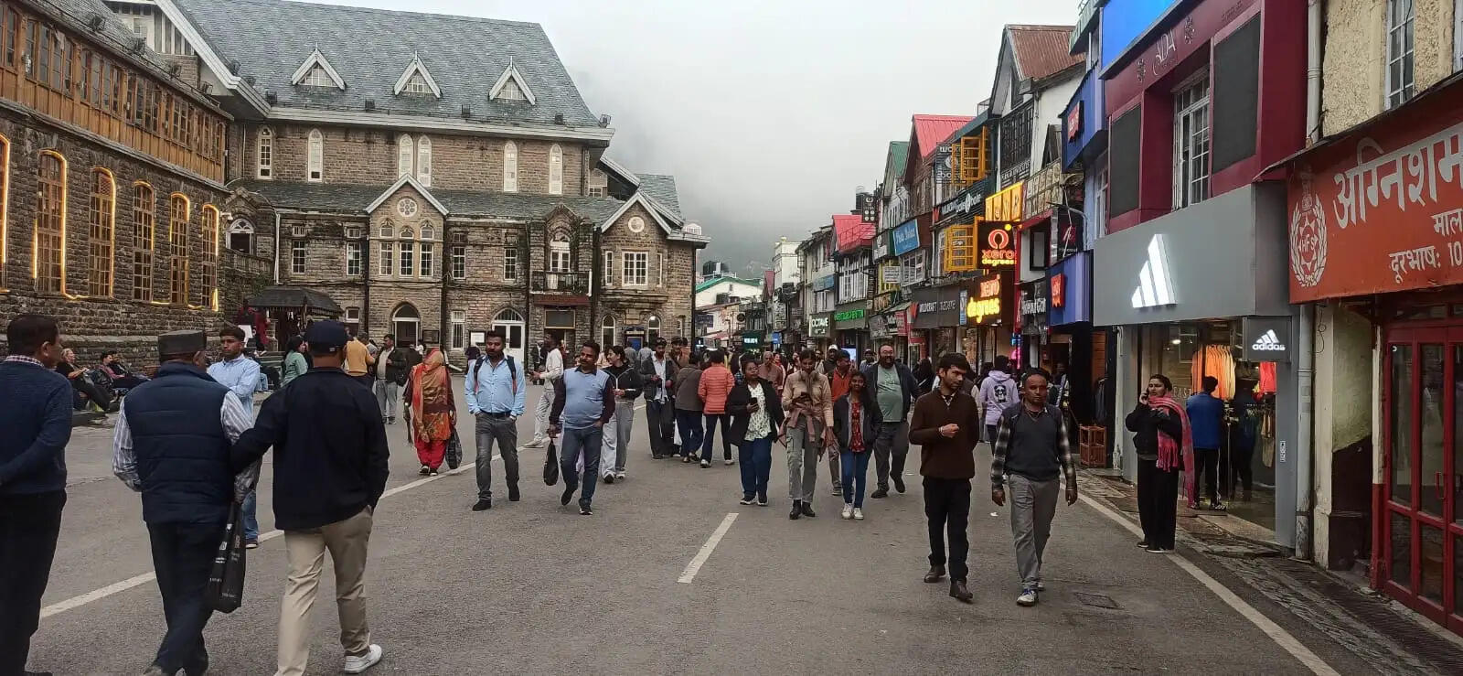 हिमाचल में बर्फबारी से बढ़ी ठंड, 5 डिग्री लुढ़का पारा