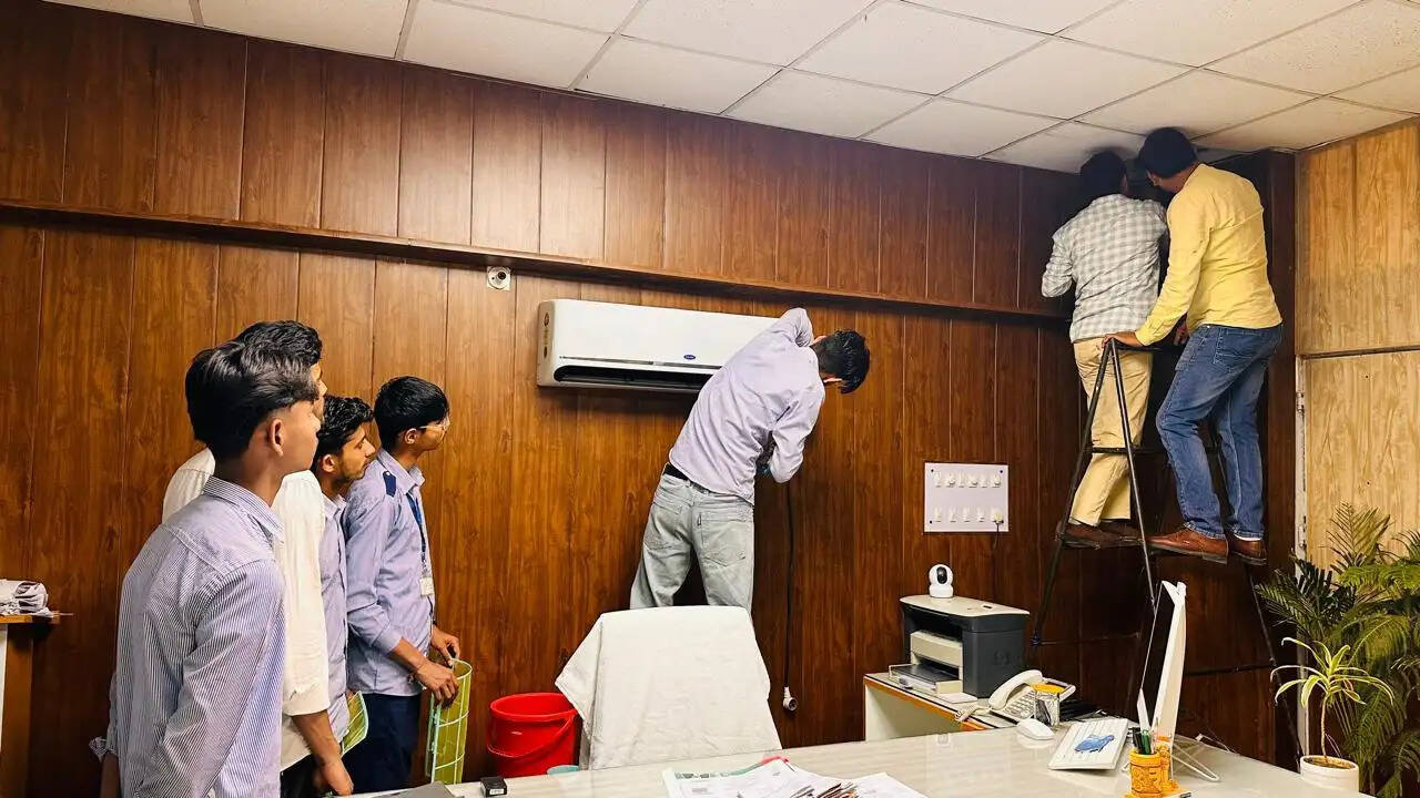 कैथल:जिला प्रशासन के एसी व वाटर कूलर रिपेयर कर रहे आईटीआई के विद्यार्थी