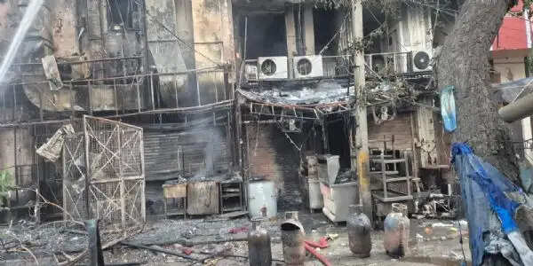 कालकाजी फ्लाईओवर के पास रेस्तरां में आग, तीन एलपीजी सिलेंडर फटे, बुजुर्ग महिला को सुरक्षित बचाया गया
