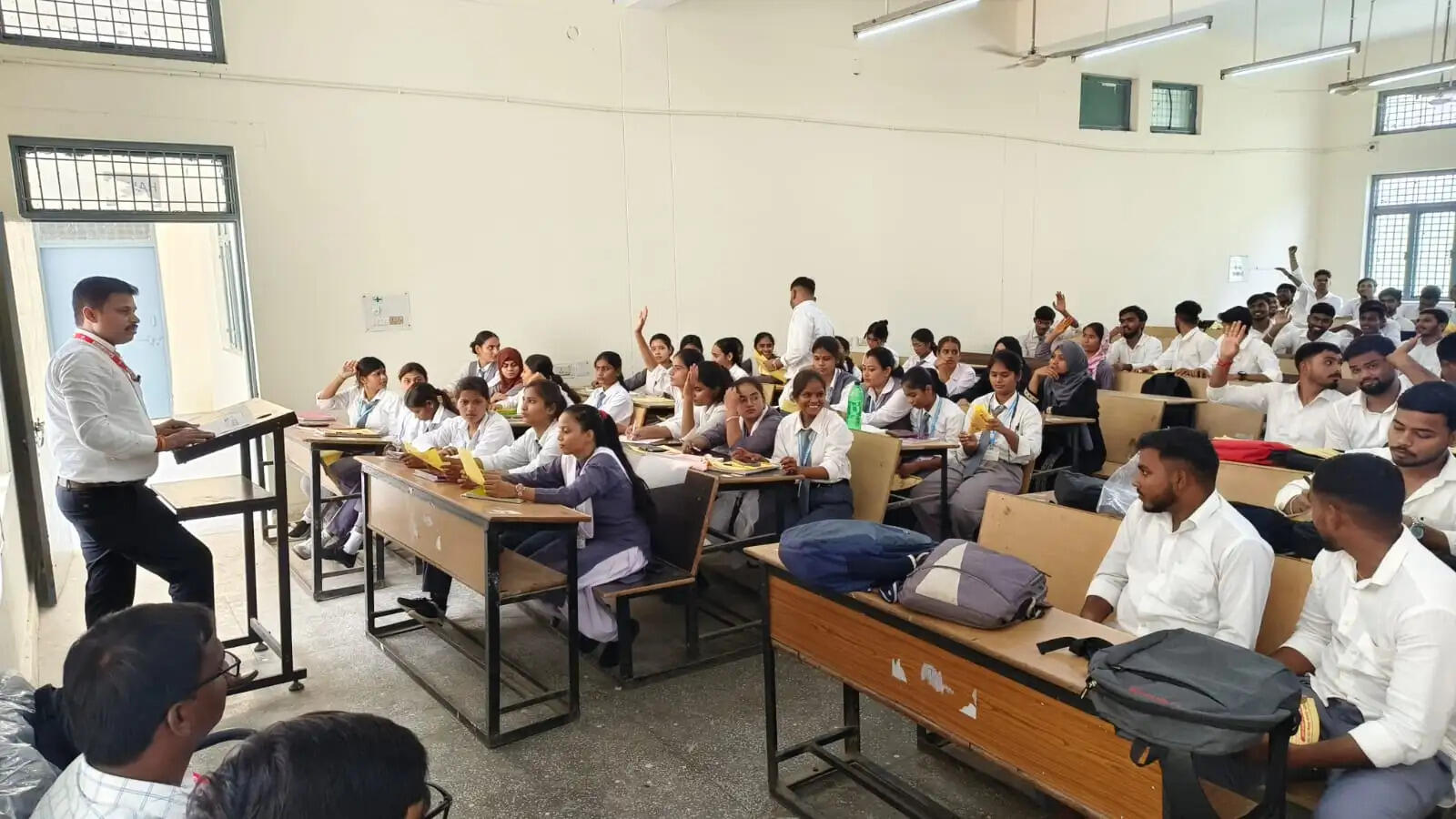 एजुकेशन लोन से आसान होगी उच्च शिक्षा की राह, पूर्वांचल विश्वविद्यालय में हुई जागरूकता कार्यशाला