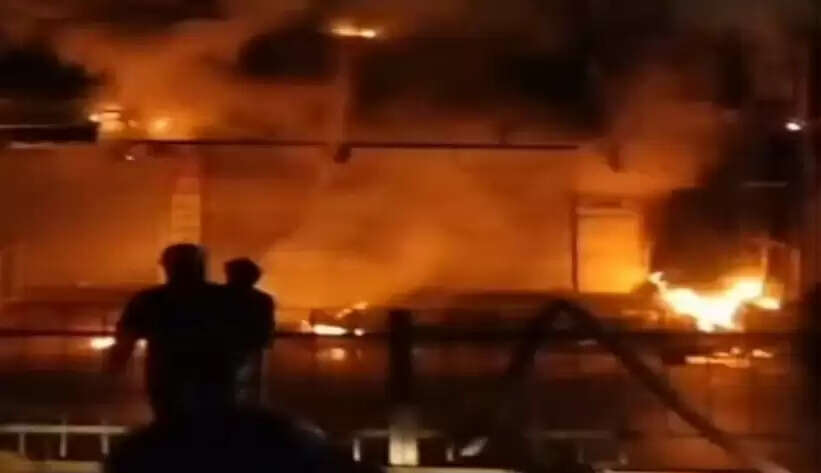 दवा दुकान में लगी आग, लाखों का नुकसान