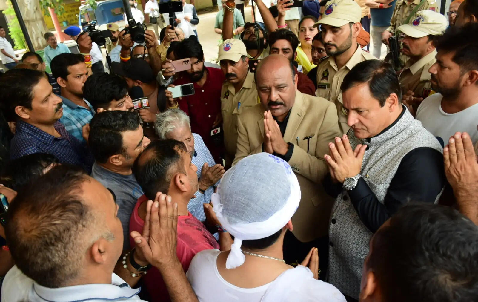 उपमुख्यमंत्री, एपीडी मंत्री गगनगीर आतंकी हमले के पीडि़त के अंतिम संस्कार में शामिल हुए