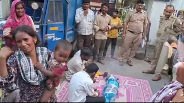 पिकअप की टक्कर से घायल सात वर्षीय मासूम की मौत, शव रखकर परिजनों का प्रदर्शन