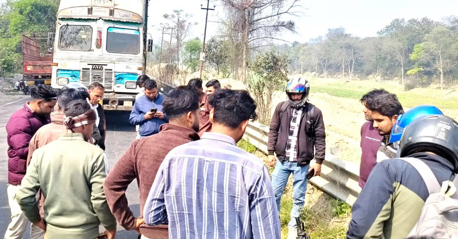 अज्ञात वाहन की चपेट में आने से बाइक सवार की मौत