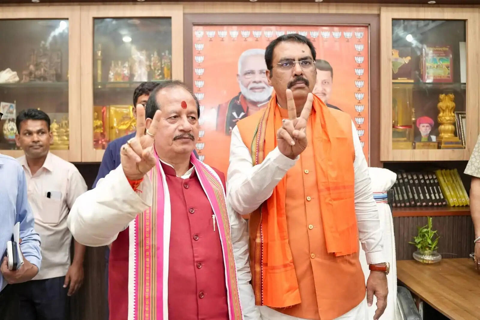 पश्चिम बंगाल, असम और पुडुचेरी विधानसभा जीत पर बंटी मिठाई और झालमुड़ी
